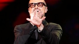 Погребват Джордж Майкъл до майка му