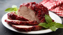 Свинско филе със сос от червени боровинки 