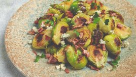 Брюкселско зеле с бекон и синьо сирене