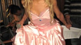 Анн-Джи – барби водещата на бала на блондинките