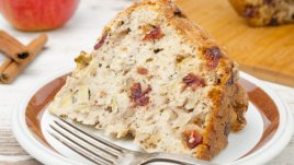 Канелен кекс с ябълки и орехи