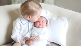 Принц Джордж и принцеса Шарлот с първа обща фотосесия