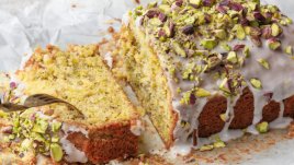 Маслен кекс с шамфъстък и лимонова глазура 