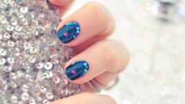 Ефектен маникюр с камъчета