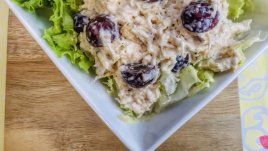 Есенна салата с пилешко, грозде и ядки