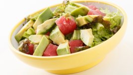 Салата с авокадо, сос табаско и риба тон