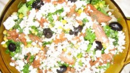 Салата с риба тон, синьо сирене и босилек