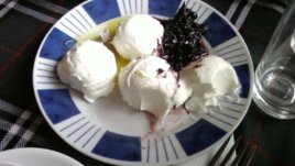 Цедено кисело мляко с боровинки