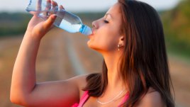 Какво ни дехидратира, освен жегата?