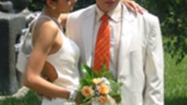 Нежно ухание на кремави рози