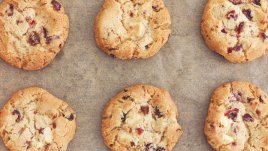 Бисквити с шоколад и червени боровинки 