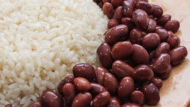 Червен боб с домати върху канапе от ориз 