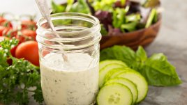 Дресинг с кисело мляко и синьо сирене