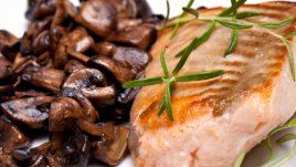 Печена риба с лук и гъби