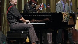 Хю Лори с концерт през лятото