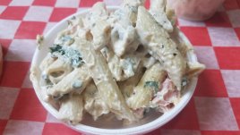 Салата с паста, бекон и маслини 