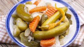 Пикантни кисели краставички и моркови