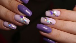 Брокати и пайети – хит в маникюра за 2023