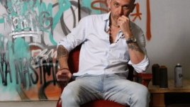 Nasimo рисува на живо детството си в картини