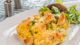 Пилешко с кашкавал върху канапе от броколи