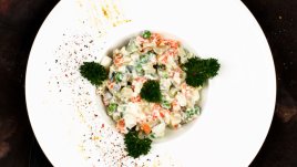 Салата с пилешко и грах