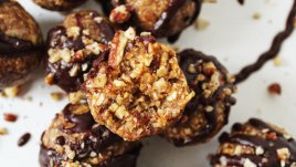 Бисквитени шоколадови топчета с лешници