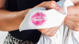 Трикове за премахване на петна от грим и лак за нокти