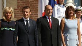 Какви рокли избраха Десислава Радева и Брижит Макрон 