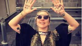 Лейди Гага пусна видео с българска народна песен