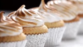 Мъфини с пухкава лимонова глазура 