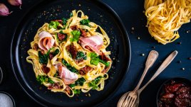 Паста със спанак, сушени домати и панчета