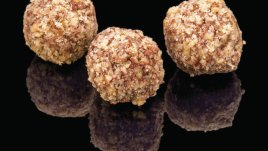 Сурови енергийни бонбони с овесени ядки, фурми и пекан