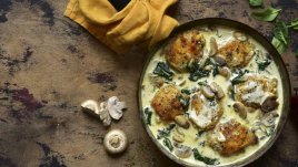 Пилешко с гъби, спанак и сметанов сос