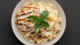 Пиле с ароматни подправки в пармезанов сос