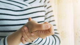 9 възможни причини да ви треперят ръцете 