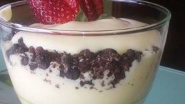 Ванилов пудинг с бисквити и ягоди