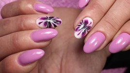 Цветята като акцент в маникюра