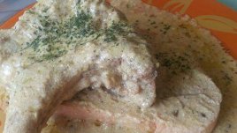 Панирани свински котлети върху канапе