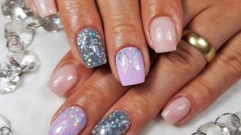 Маникюри с брокатен лак