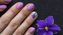 Лилаво и цветя в маникюра
