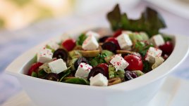 Ароматна салата с краставици, маслини и фета
