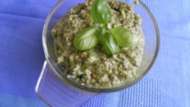 Песто с орехи и босилек