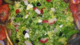 Пролетна салата с яйца и маслини