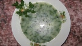 Супа от коприва, гарнирана с настъргано сирене