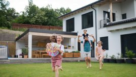 Кога е опасно за децата да играят навън в горещините?