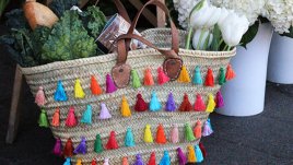 Декорирайте плетената кошница с цветни пискюли