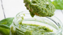 Лесно песто от босилек и спанак