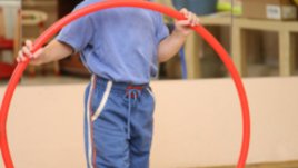 Тънка талия с детски обръч