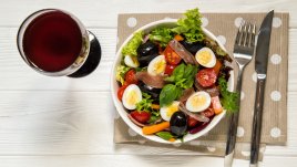 Зелена салата с риба тон, аншоа и яйца