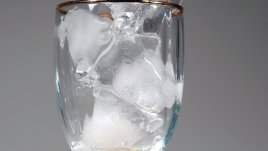 Кубчета лед за млада и стегната кожа